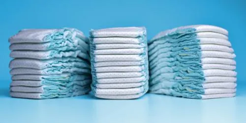 uma pilha de fraldas