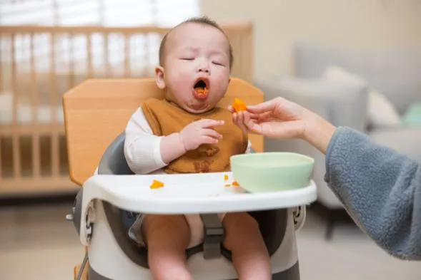 com quantos meses o bebê para de engasgar